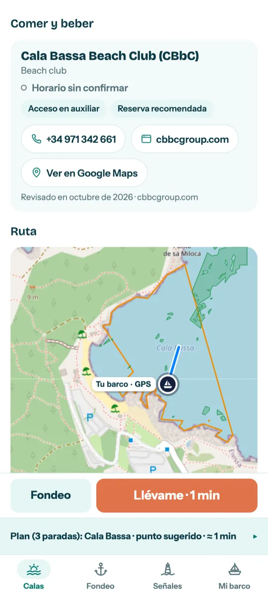 Captura de Arena: el beach club de Cala Bassa con acceso en auxiliar, teléfono y web, y la ruta hasta el fondeo